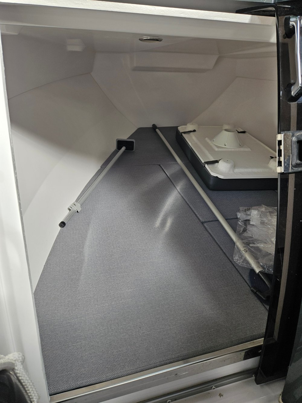 Sting 610 DC cabine avant avec couchage softflex et toilette portable