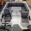 Sting 610 DC cockpit avec banquette en U, sièges bolster et table teck