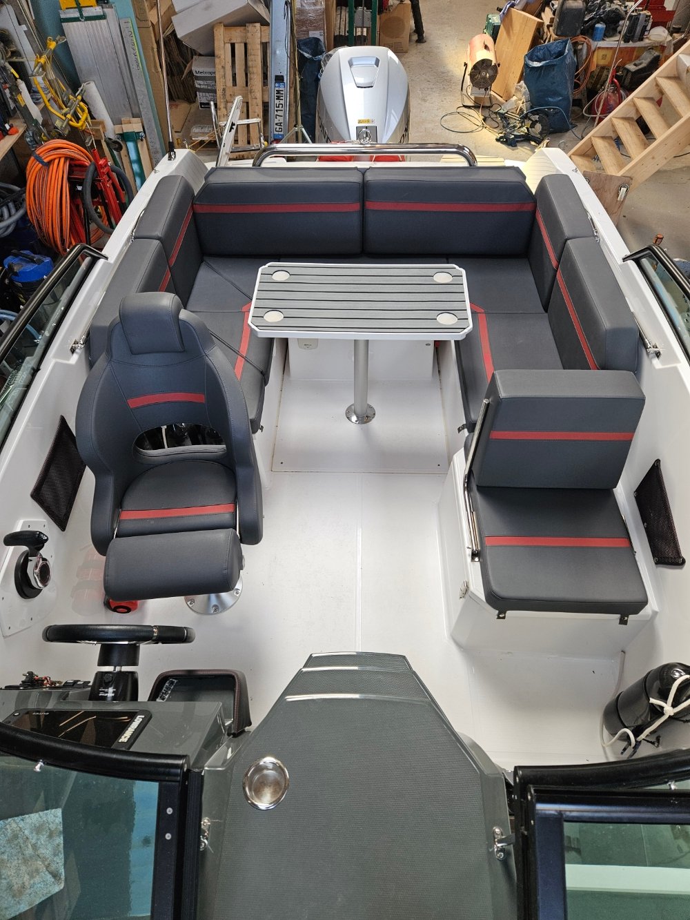 Sting 610 DC cockpit avec banquette en U, sièges bolster et table teck