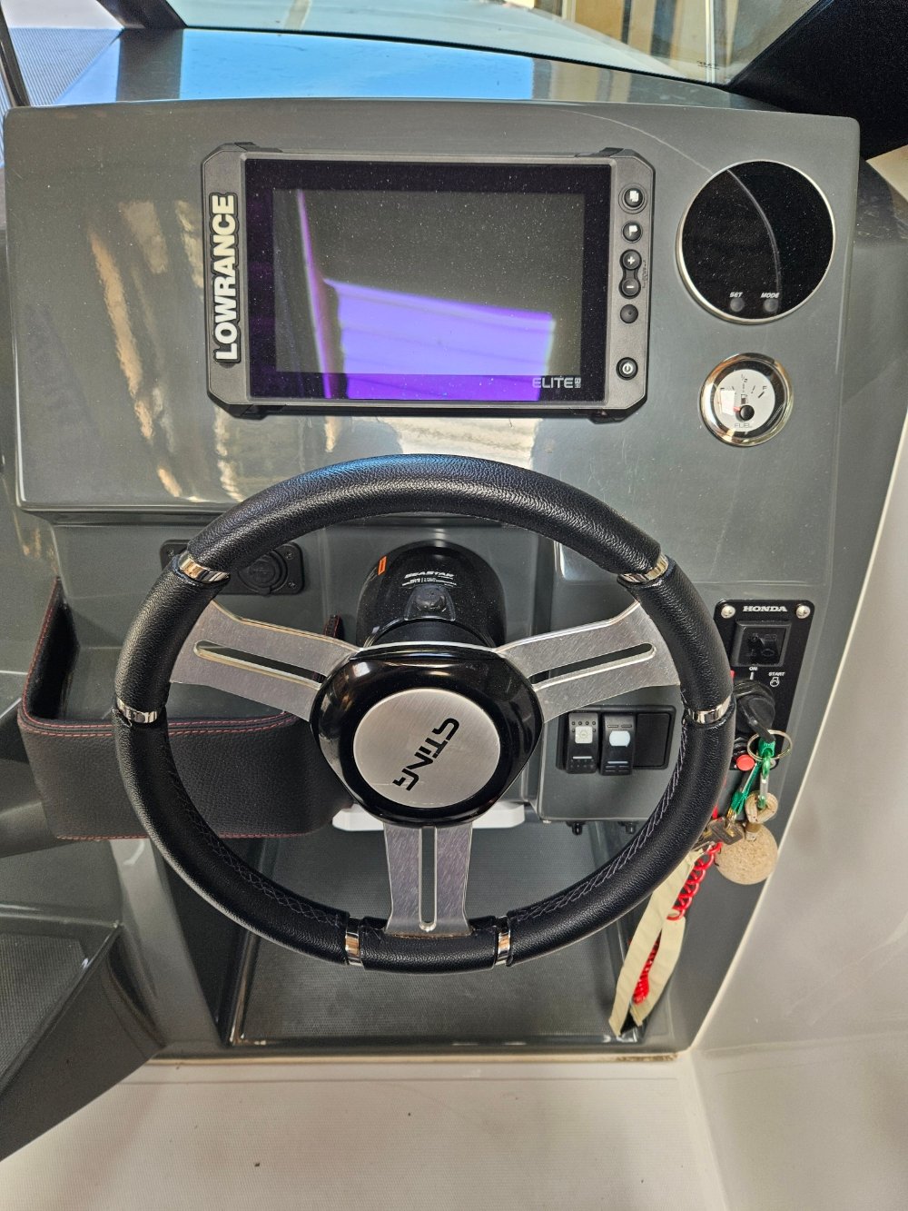 Sting 610 DC console de pilotage avec sondeur Lowrance Elite et volant signature Sting