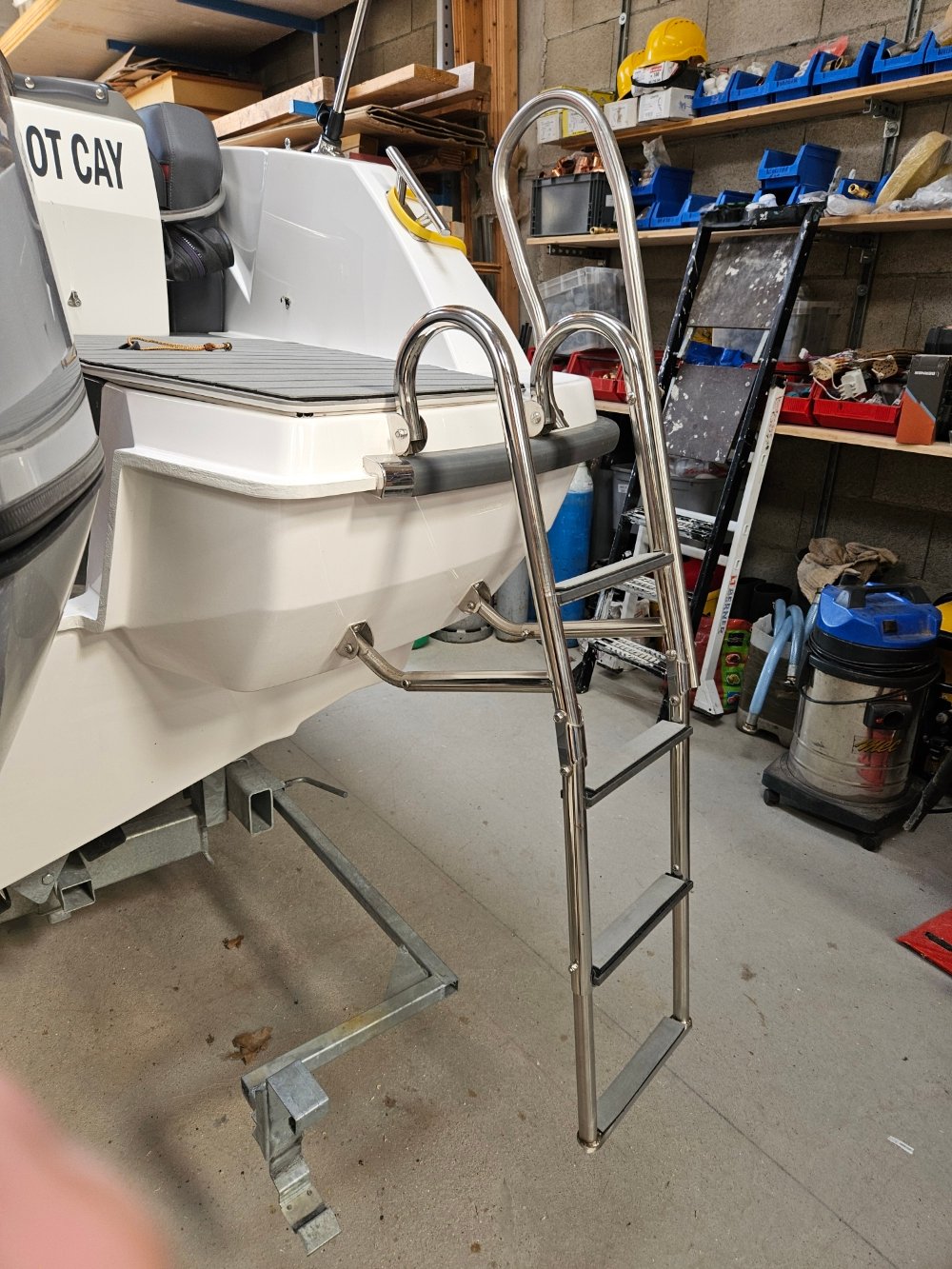Sting 610 DC échelle de bain inox modifiée avec inclinaison et hanse haute