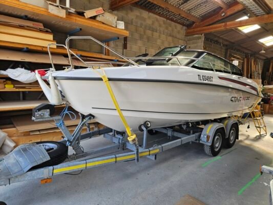 Sting 610 DC vue d'ensemble latérale tribord sur remorque — day cruiser polonais 6.10m
