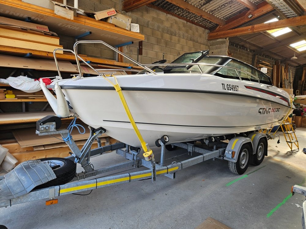 Sting 610 DC vue d'ensemble latérale tribord sur remorque — day cruiser polonais 6.10m
