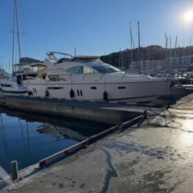 Pearl 55/60 vue générale tribord — yacht flybridge à quai