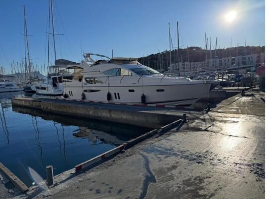 Pearl 55/60 vue générale tribord — yacht flybridge à quai