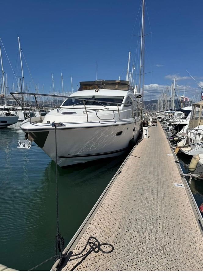 Pearl 55/60 étrave et profil depuis le ponton
