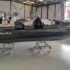 Adventure Vesta 585 Fisher vue latérale — flotteurs PVC noirs et pare brise teinté Adventure Vesta 585 Fisher vue latérale — flotteurs PVC noirs et pare-brise teinté