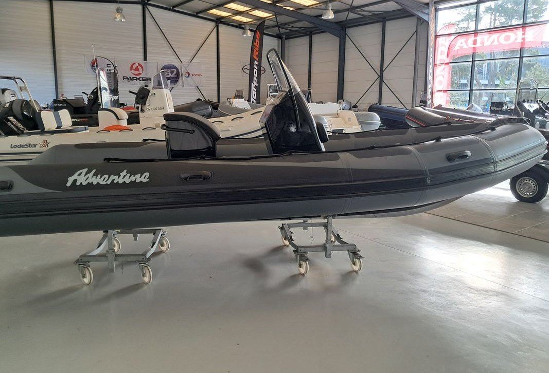 Adventure Vesta 585 Fisher vue latérale — flotteurs PVC noirs et pare brise teinté Adventure Vesta 585 Fisher vue latérale — flotteurs PVC noirs et pare-brise teinté