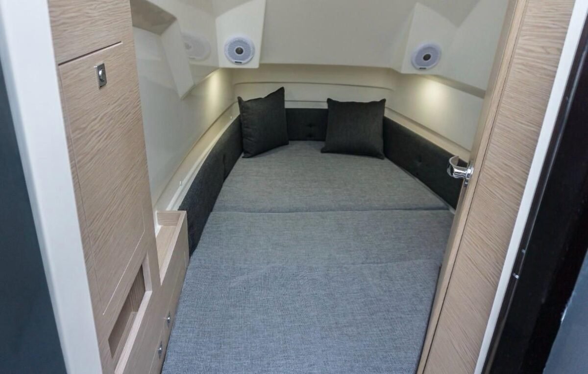 BWA 30 Premium cabine — couchage double avec rangements