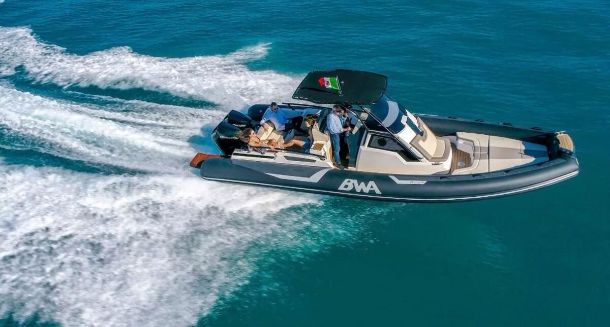 BWA 30 Premium en navigation rapide — vue aérienne trois-quarts