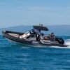 BWA 30 Premium en navigation — profil tribord avec bimini déployé