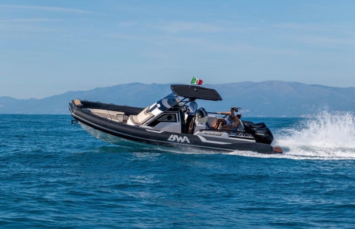 BWA 30 Premium en navigation — profil tribord avec bimini déployé