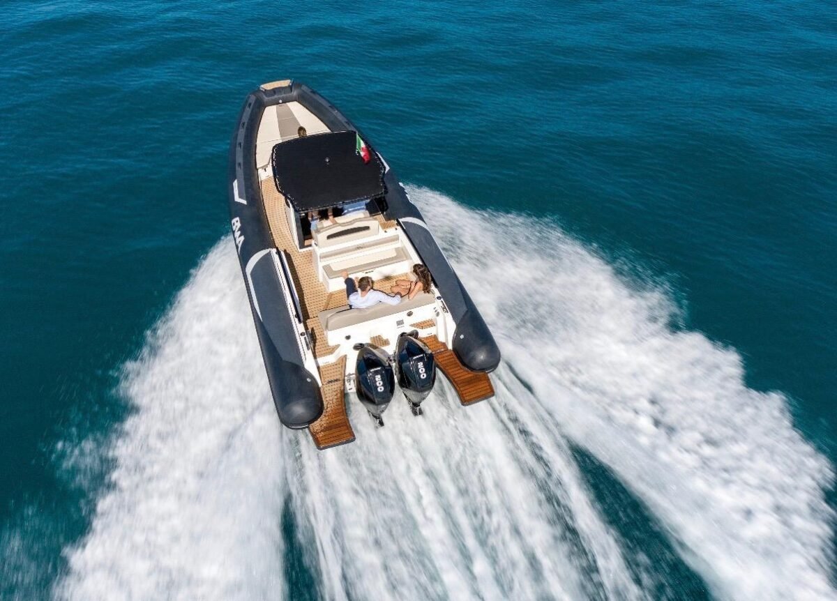 BWA 30 Premium plateformes arrière — double motorisation et pont teck