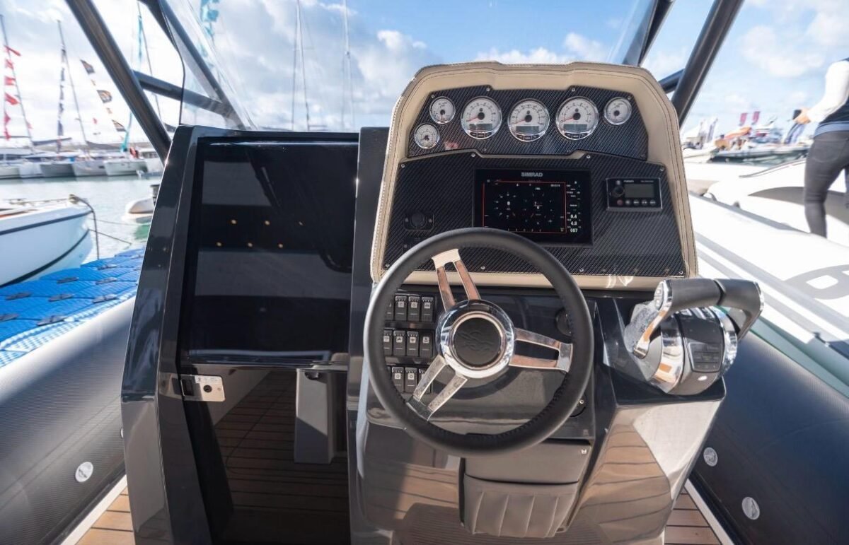 BWA 30 Premium poste de pilotage — console et tableau de bord carbone