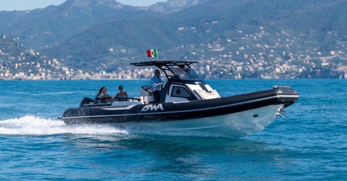 BWA 30 Premium semi-rigide — vue latérale bâbord en navigation