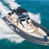 BWA 30 Premium vue aérienne — agencement du pont et bain de soleil avant