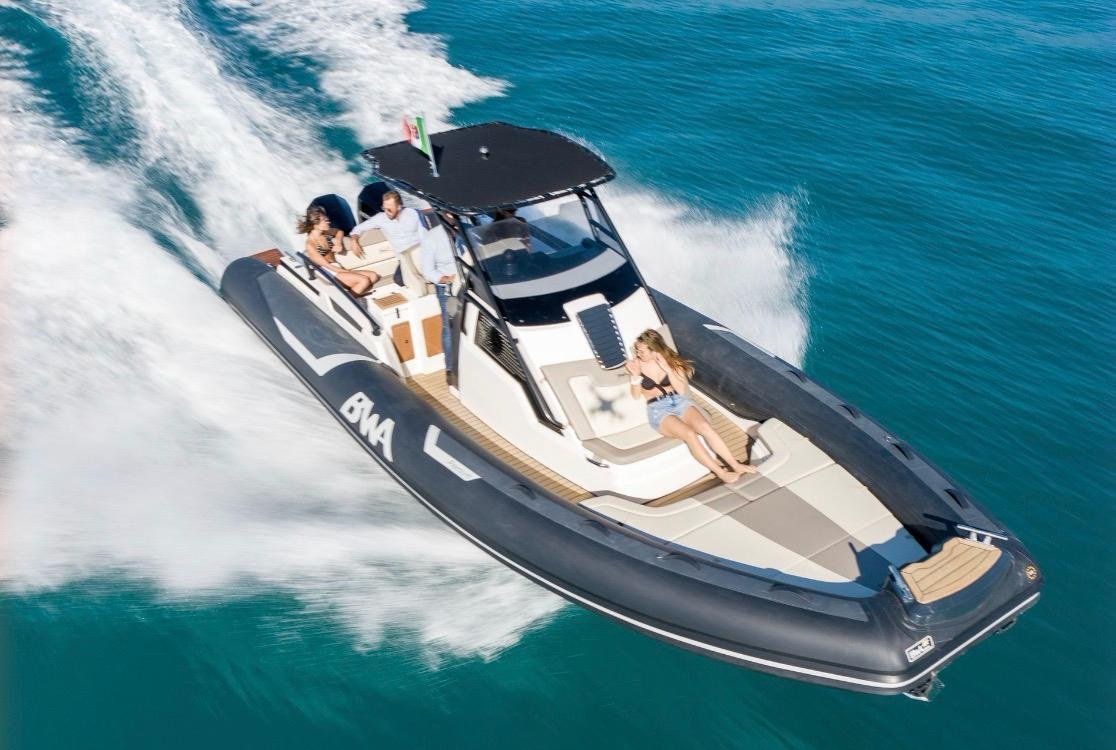 BWA 30 Premium vue aérienne — agencement du pont et bain de soleil avant