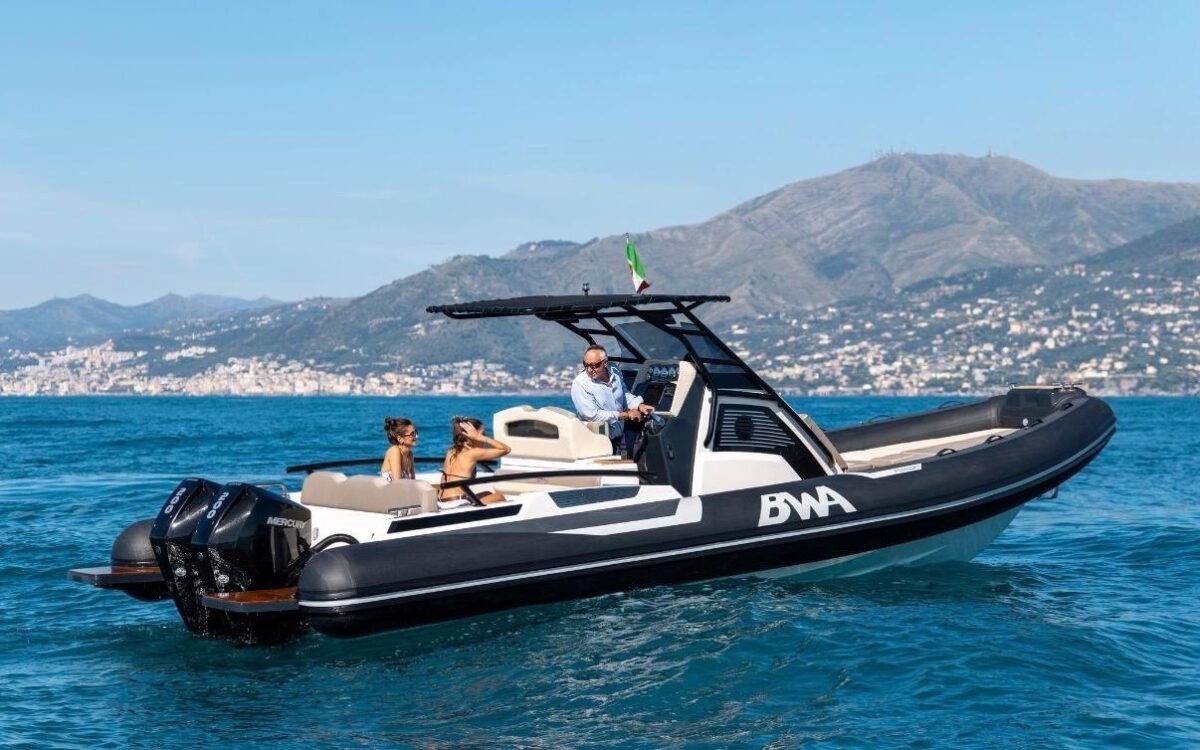 BWA 30 Premium semi-rigide vue latérale tribord — profil complet avec T-top