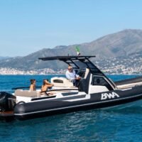 BWA 30 Premium semi-rigide vue latérale tribord — profil complet avec T-top