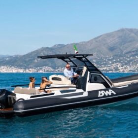 BWA 30 Premium semi-rigide vue latérale tribord — profil complet avec T-top