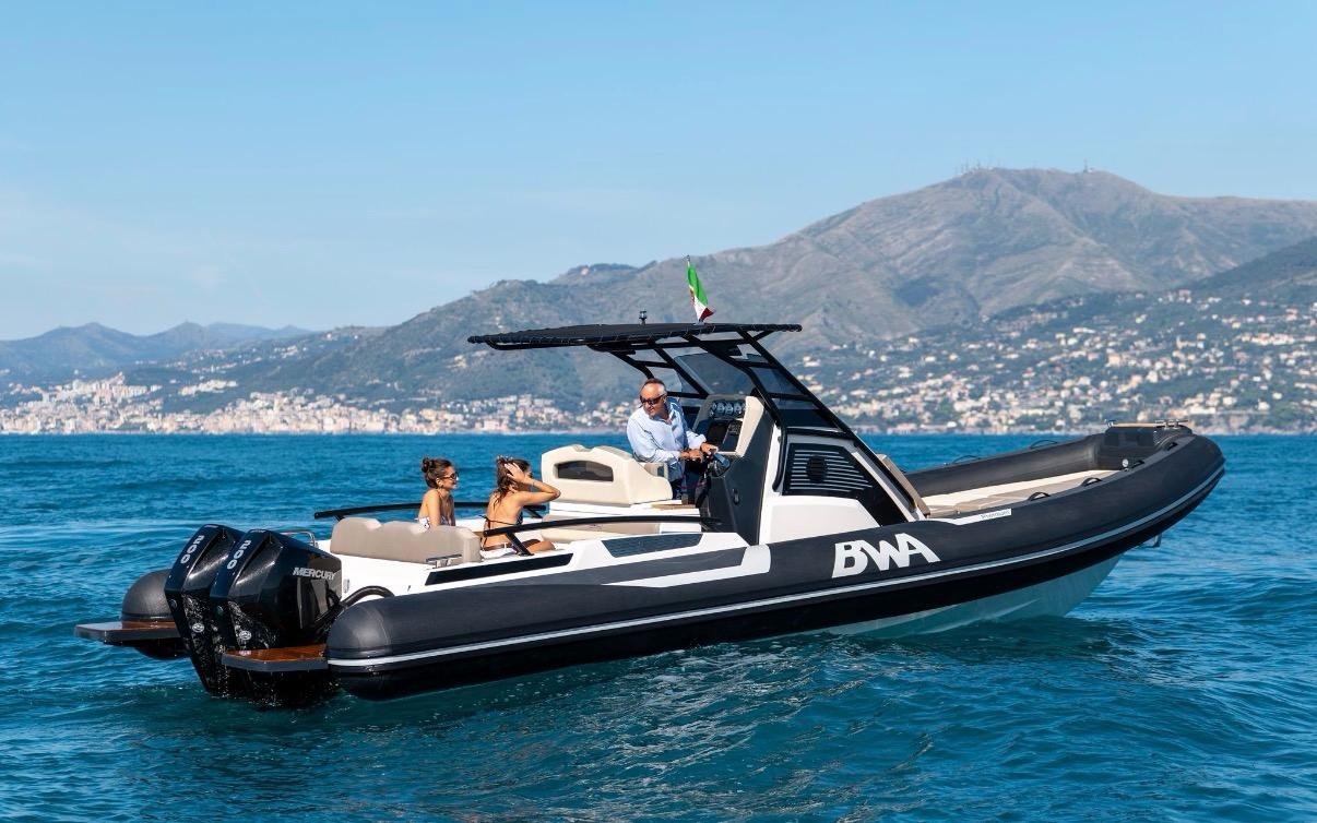BWA 30 Premium semi-rigide vue latérale tribord — profil complet avec T-top