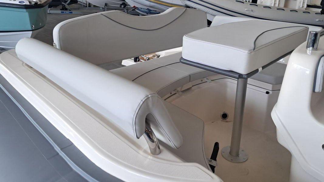 BWA Sport 22 GT cockpit et bain de soleil arrière avec kit sellerie