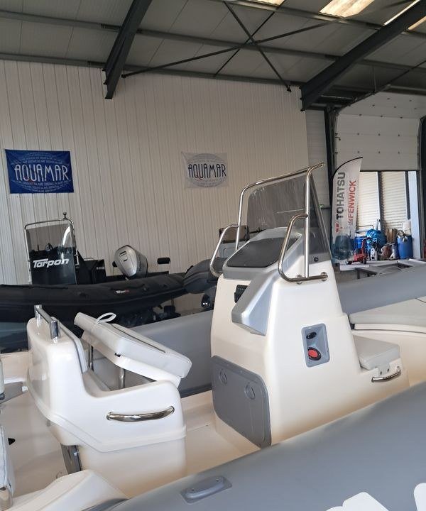 BWA Sport 22 GT console haute avec pare-brise et place assise