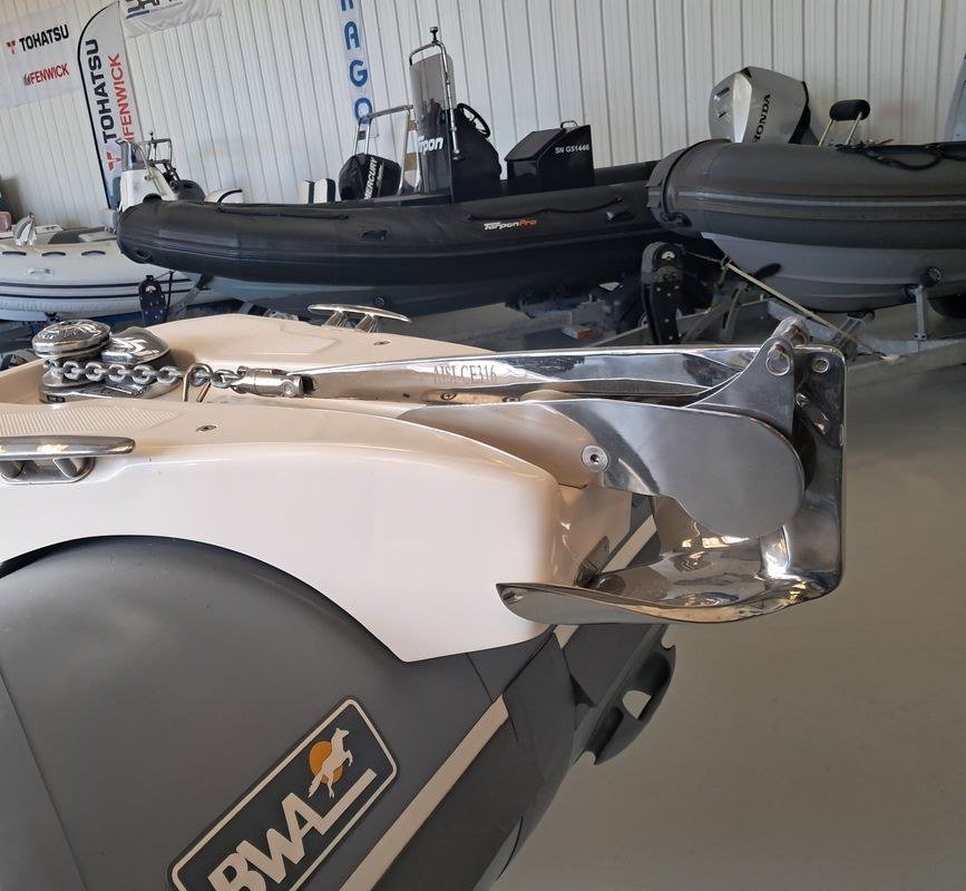 BWA Sport 22 GT pont avant avec guindeau, ancre inox et chaîne