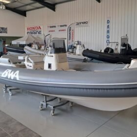 BWA Sport 22 GT semi-rigide, profil avec flotteurs Hypalon gris et console centrale