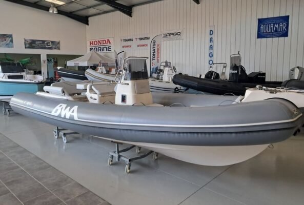 BWA Sport 22 GT semi-rigide, profil avec flotteurs Hypalon gris et console centrale