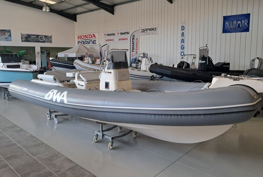BWA Sport 22 GT semi-rigide, profil avec flotteurs Hypalon gris et console centrale