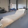 BWA Sport 22 GT vue de proue, flotteurs gris et bain de soleil avant