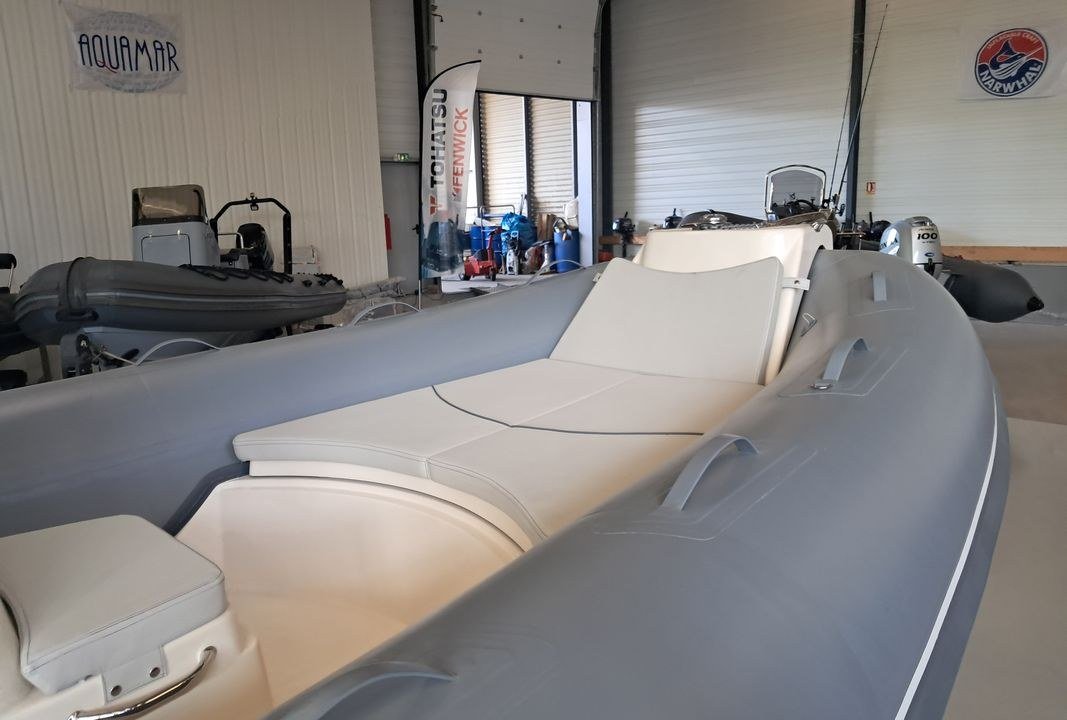 BWA Sport 22 GT vue de proue, flotteurs gris et bain de soleil avant