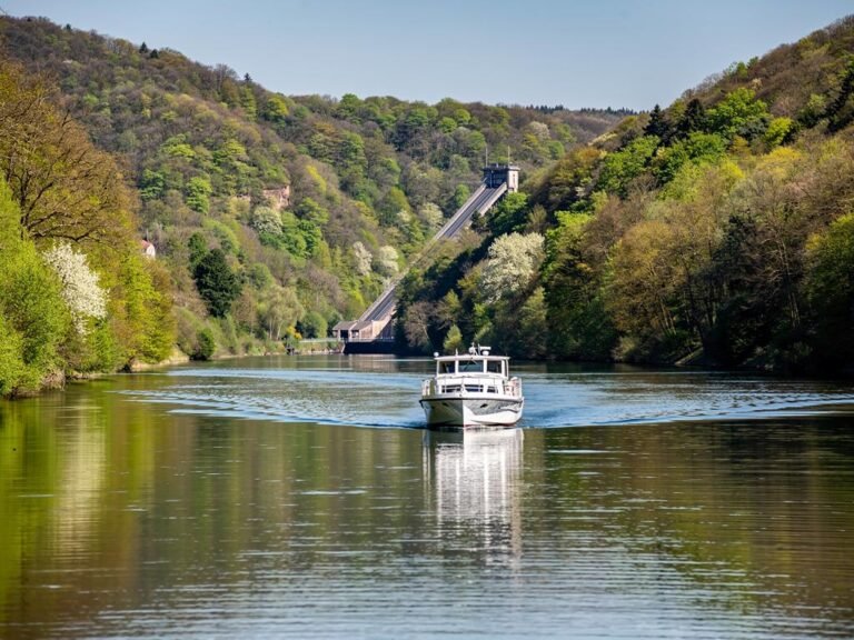 canal de la marne au rhin naviguer et passer le plan incline en vacances