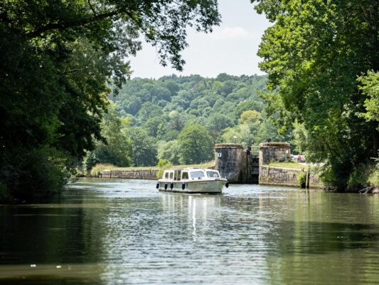 canal du nivernais en bateau le plus beau canal pour les vacances fluviales
