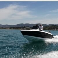 Compass 190 CC en navigation, vue de profil sur l'eau