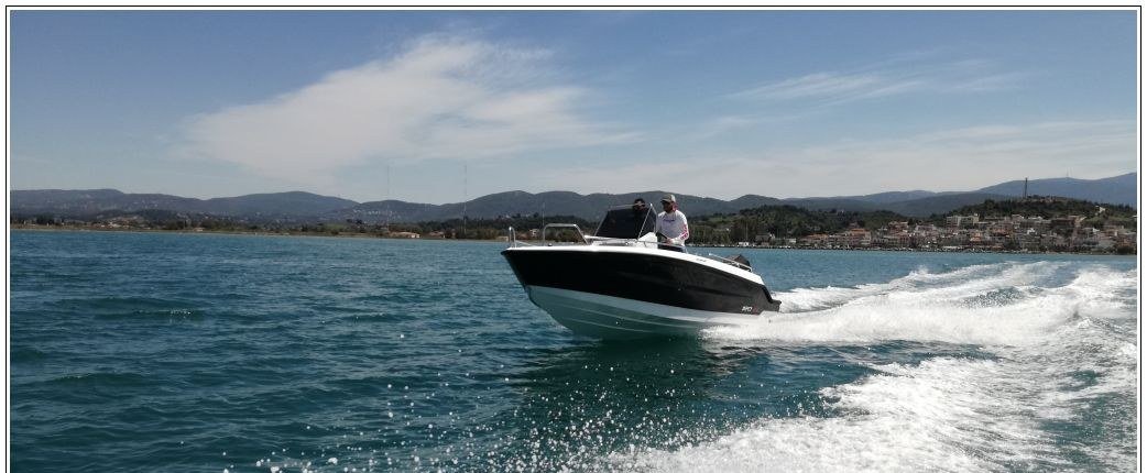 Compass 190 CC en navigation, vue de profil sur l'eau