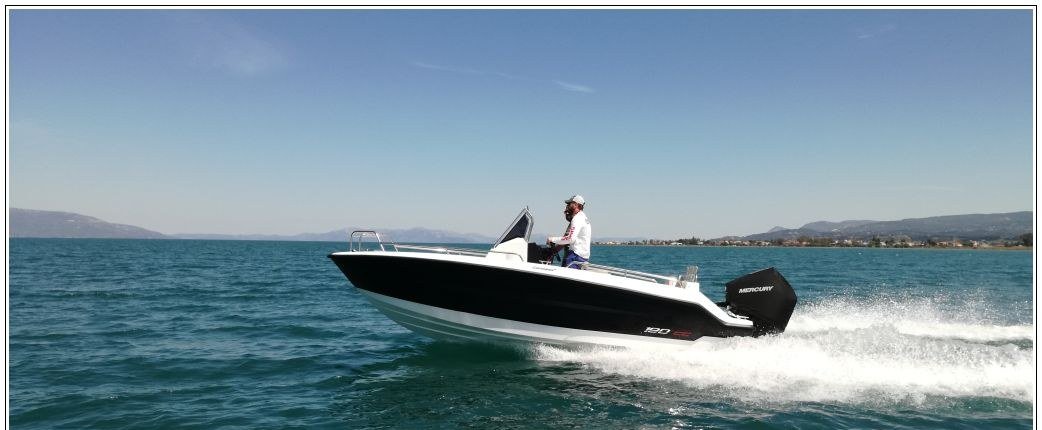 Compass 190 CC en navigation, vue de trois quarts