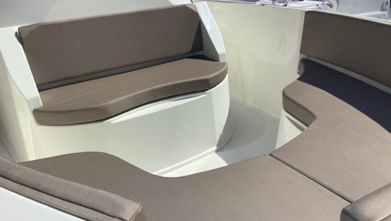 Pacific Craft 695 Open banquette arrière et coussins de bain de soleil