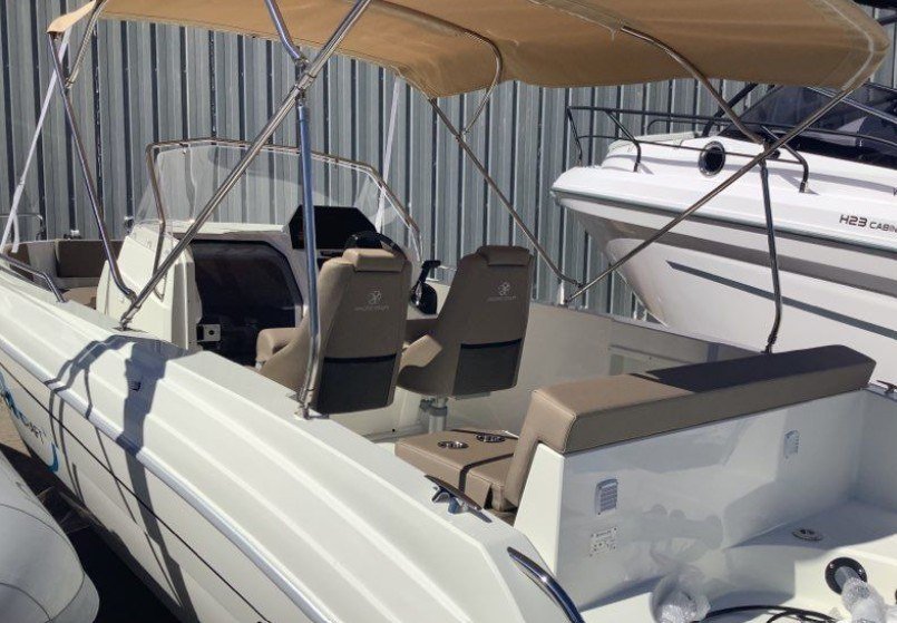 Pacific Craft 695 Open cockpit avec sièges pilote et bain de soleil arrière