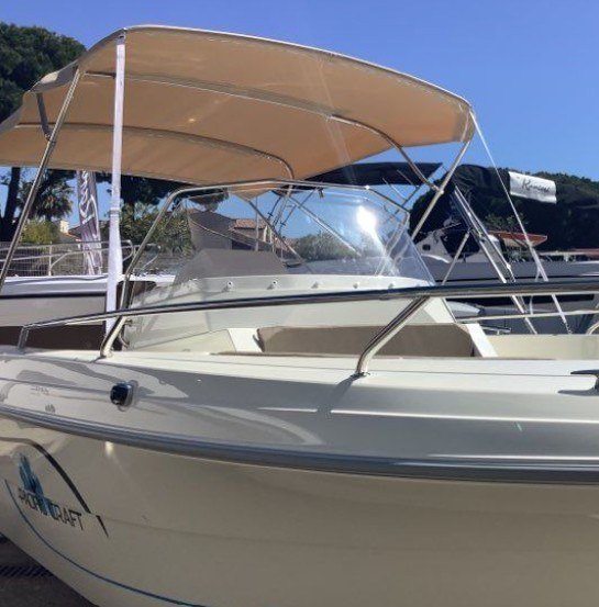 Pacific Craft 695 Open proue, taud de soleil et console de pilotage