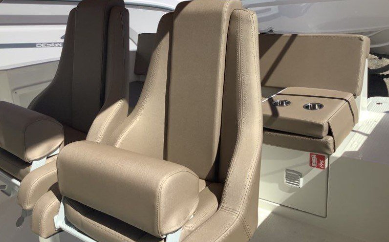 Pacific Craft 695 Open sièges pilote et co-pilote en sellerie Silvertex
