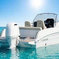 Pacific Craft 695 Open neuf vue de trois quarts arrière sur l'eau