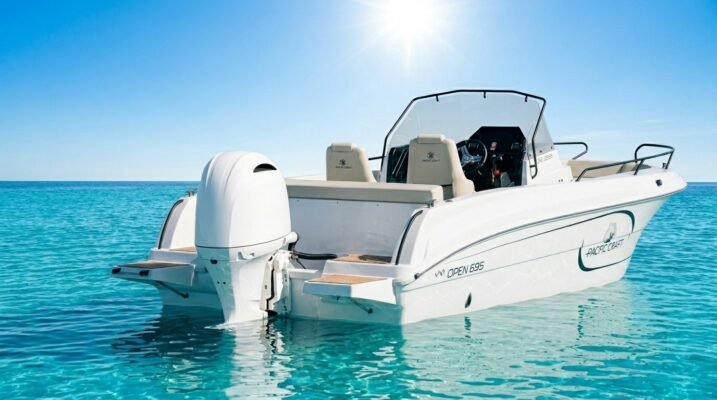 Pacific Craft 695 Open neuf vue de trois quarts arrière sur l'eau