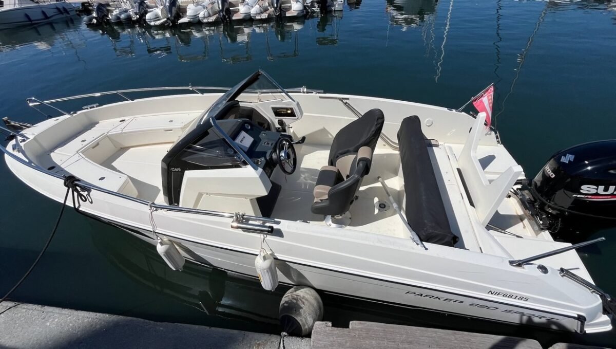 Parker 690 Sport vue aérienne du cockpit et de la console de pilotage