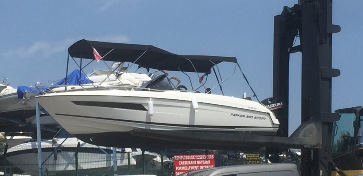 Parker 690 Sport hors de l'eau, coque et taud de soleil