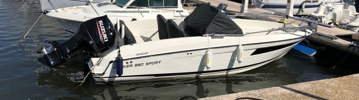 Parker 690 Sport profil bâbord avec moteur Suzuki hors-bord