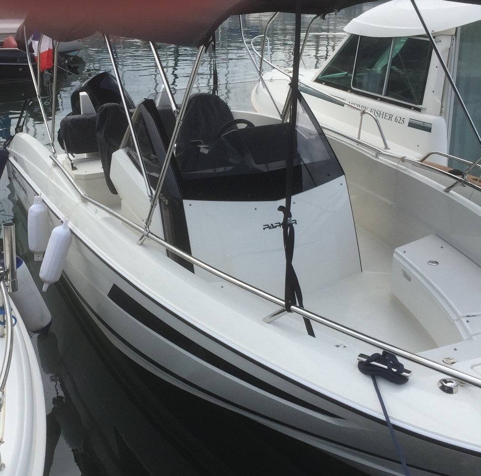 Parker 690 Sport proue et taud de soleil déployé