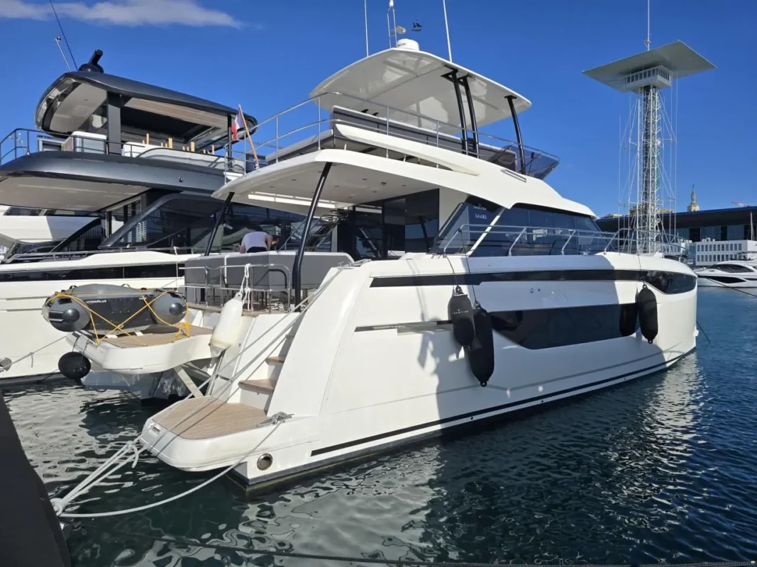 Prestige M48 vu de trois-quarts arriere tribord