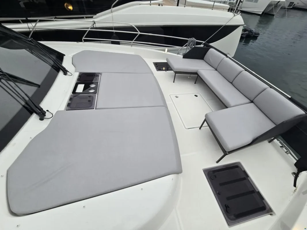 Prestige M48 flybridge avec bain de soleil